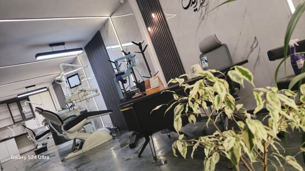 منشی مطب دندانپزشکی خانم با روابط اجتماعی عالی