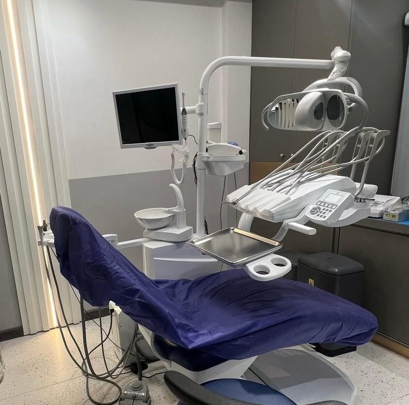 اتاق دندان پزشکی داخل مطب با تمام تجهیزات